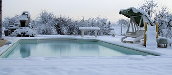 Guest House 'Aux Quatre Vents - Chambre Abricot' with Mountain View, Shared Pool and Wi-Fi