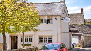Un edificio tradicional con un cartel que indica 'The Bell Inn Langford'.