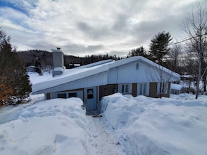 Exterior - Cozy lakefront 3-bedroom cottage in beautiful Saint-Adolphe-d'Howard (Saint-Adolphe-d'Howard)