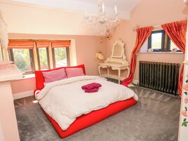4 habitaciones, decoración personalizada y muebles diferentes 
