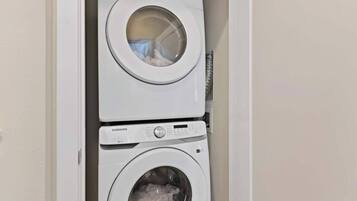 Eine gestapelte Waschmaschine und ein Trockner mit Samsung-Aufschrift.