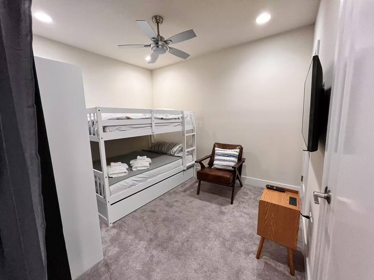 4 bedrooms, desk, travel crib, WiFi
