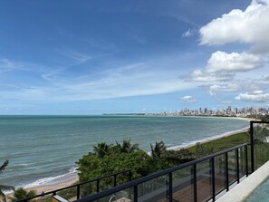 Paesaggio costiero con vista sull'oceano e su una spiaggia.