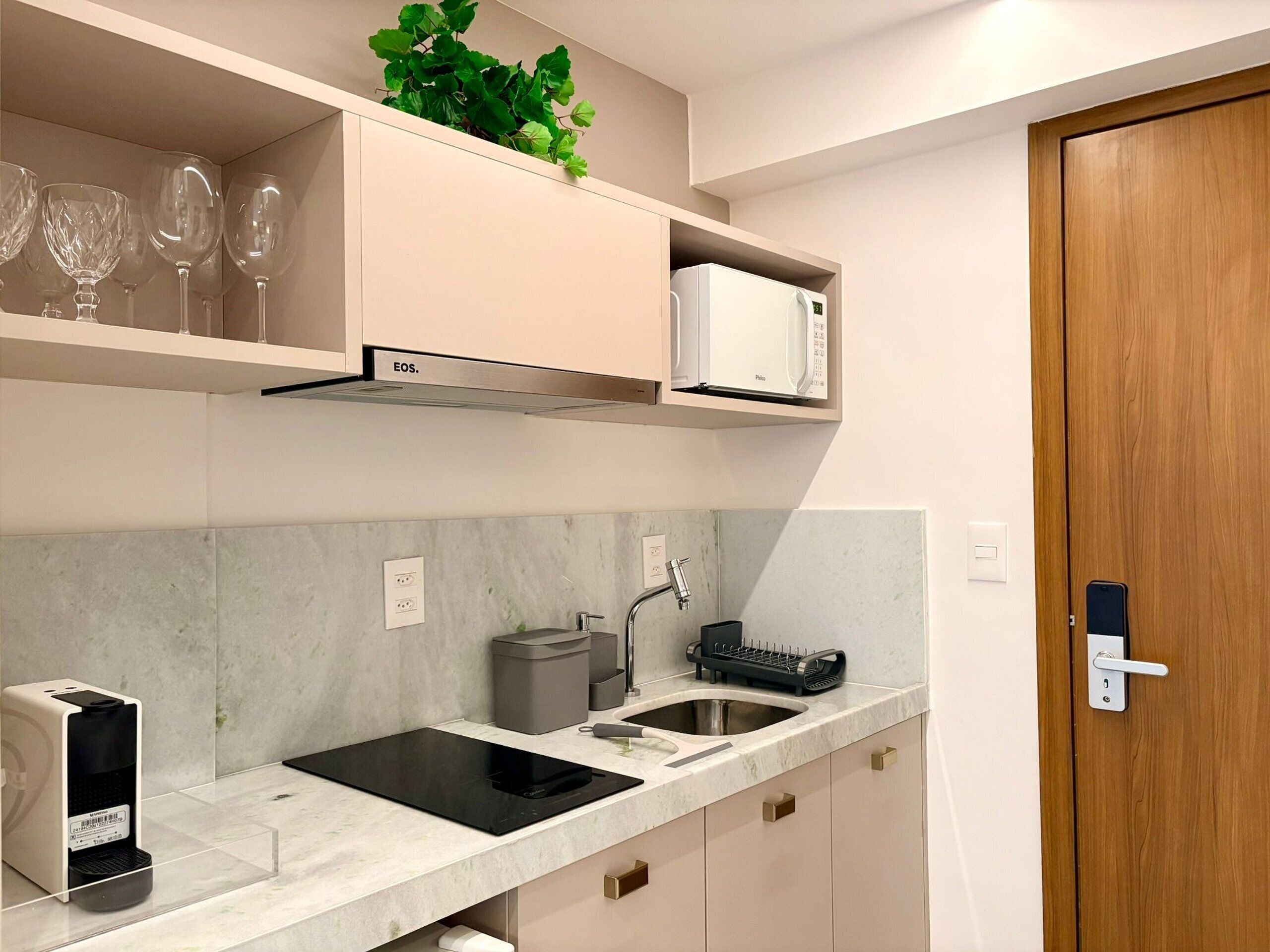 Basic Studio | Private kitchen | Oven, toaster, cookware/dishes/utensils