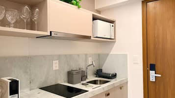Basic Studio | Private kitchen | Oven, toaster, cookware/dishes/utensils