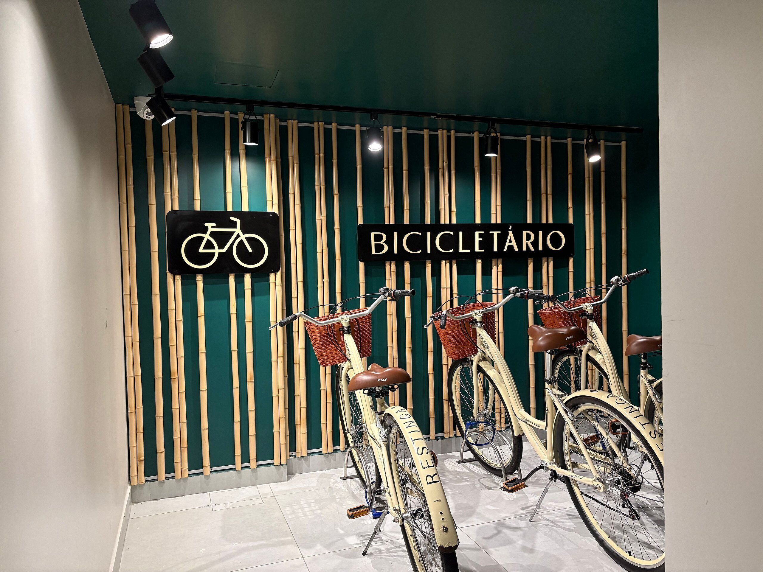 Een fietsverhuurstation met twee fietsen en een bord waarop staat dat het een fietsverhuurgebied is.