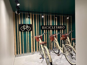 Una estación de alquiler de bicicletas con dos bicicletas y un cartel que indica que es una zona de alquiler.