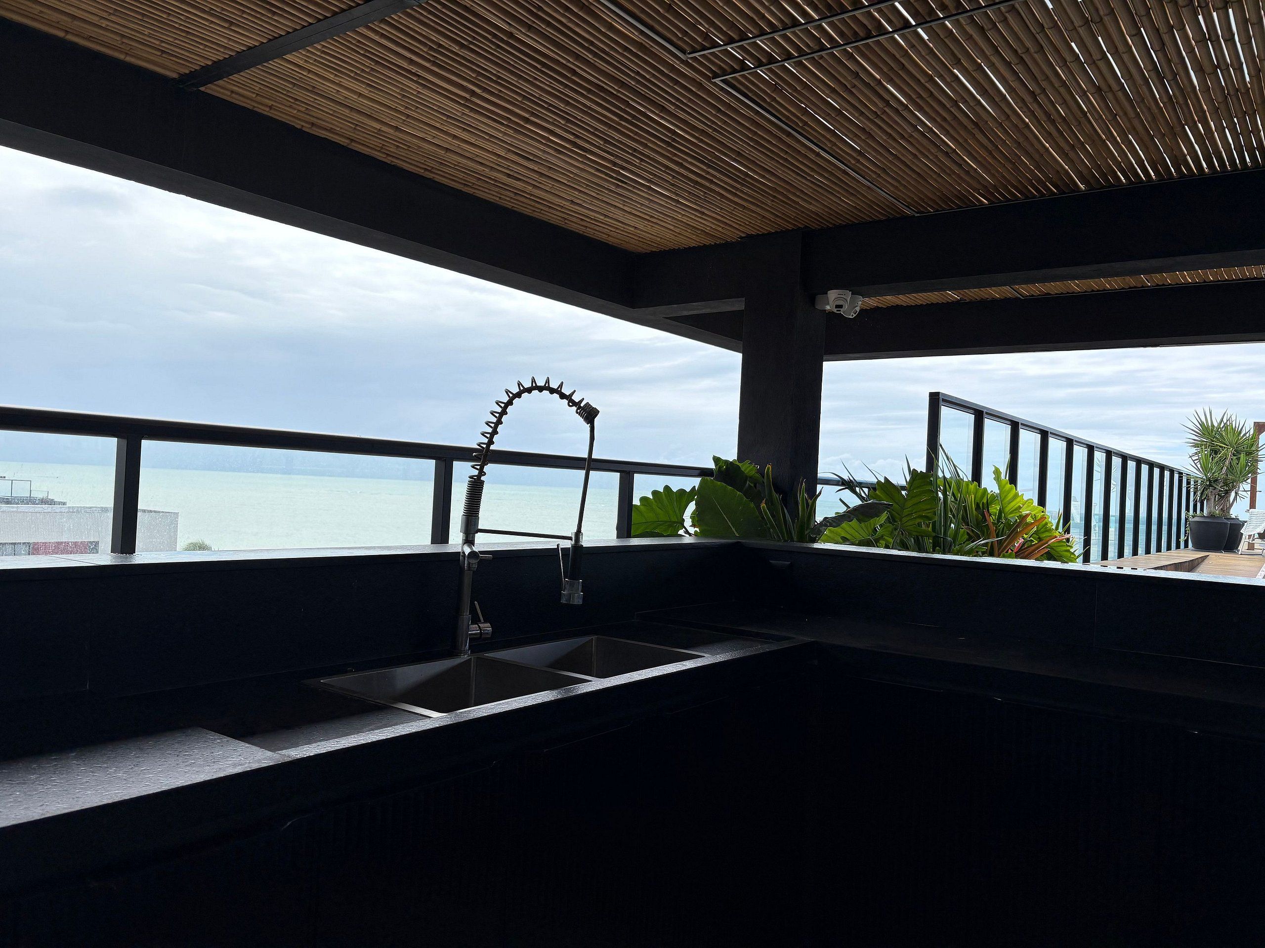 Une cuisine extérieure moderne avec vue sur la mer.