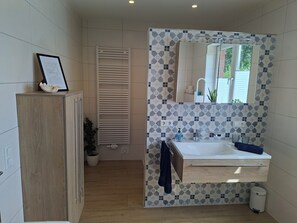 Shower, hair dryer, towels, soap - A hidden gem in the Emsland region: the "Ferienglück" vacation rental—spacious, ground-floor, bright, and idyllic. (Meppen)