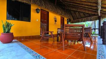 Bungalow Design, 2 lits doubles, vue jardin | Restauration extérieure