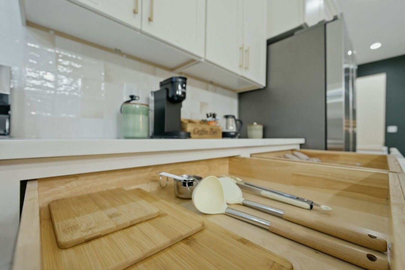 Una cocina con tablas de madera, un cuchillo y una olla sobre el mostrador.