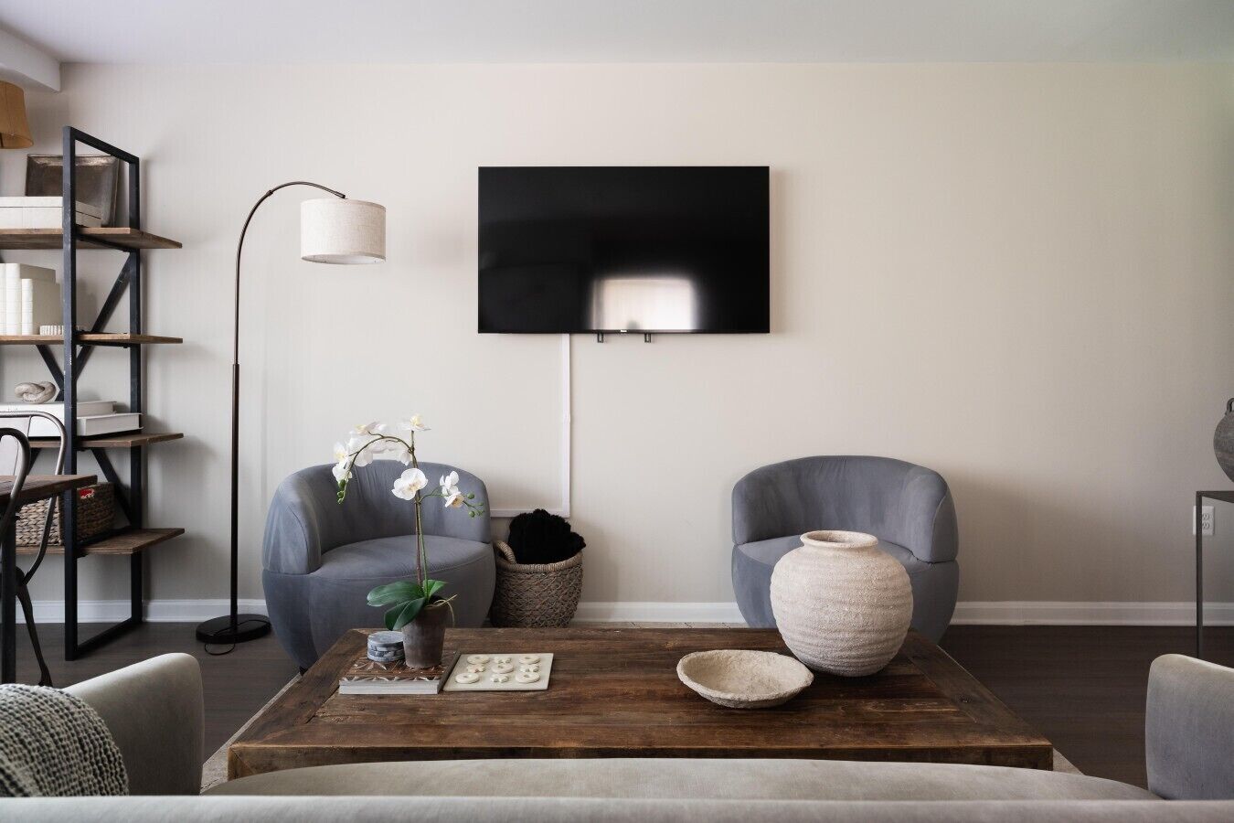 Smart-tv, boeken, een stereo en een kantoor