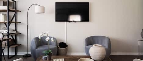 Smart-tv, boeken, een stereo en een kantoor