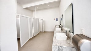 Baignoire et douche séparées, articles de toilette gratuits