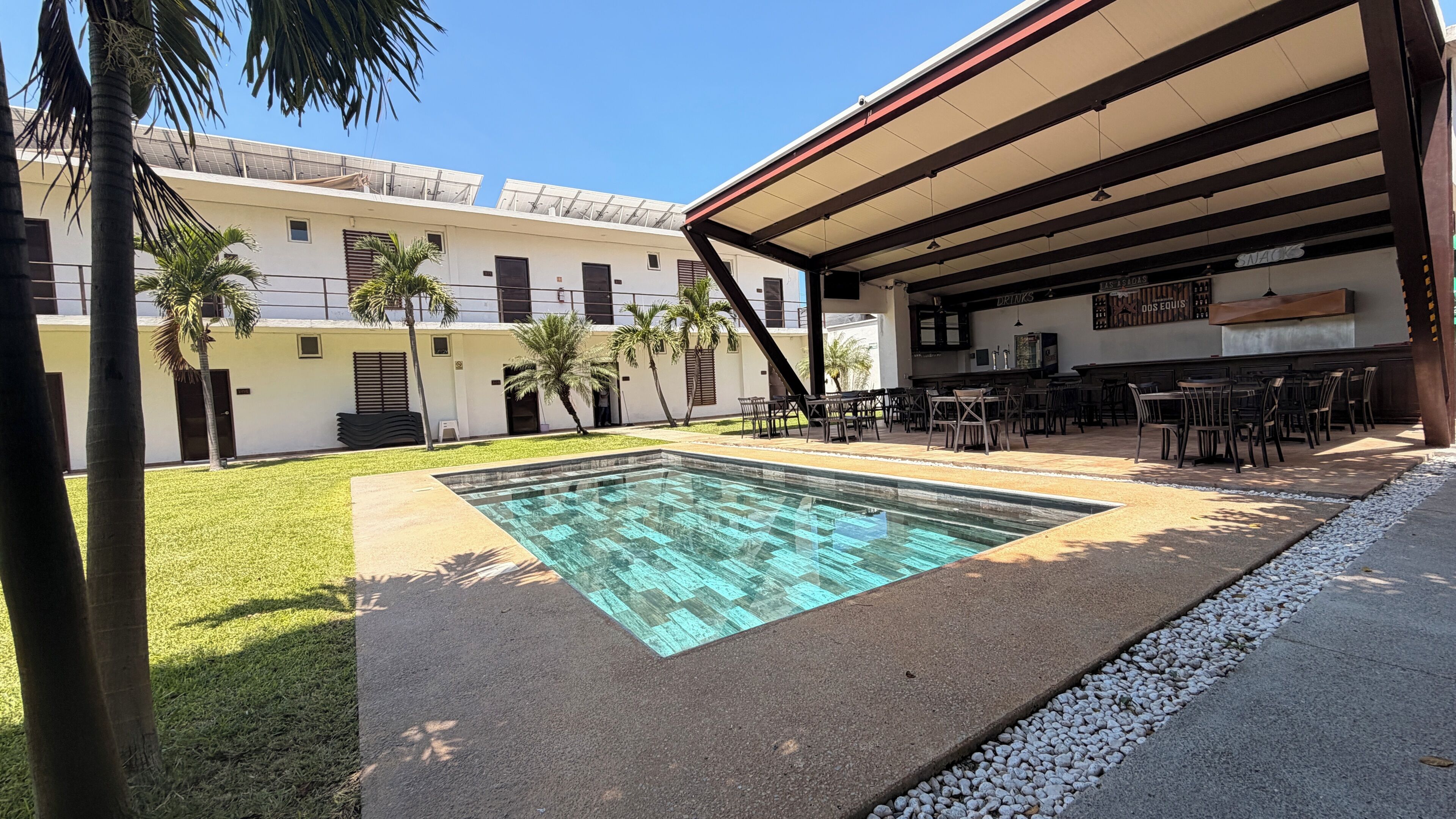 Una piscina al aire libre