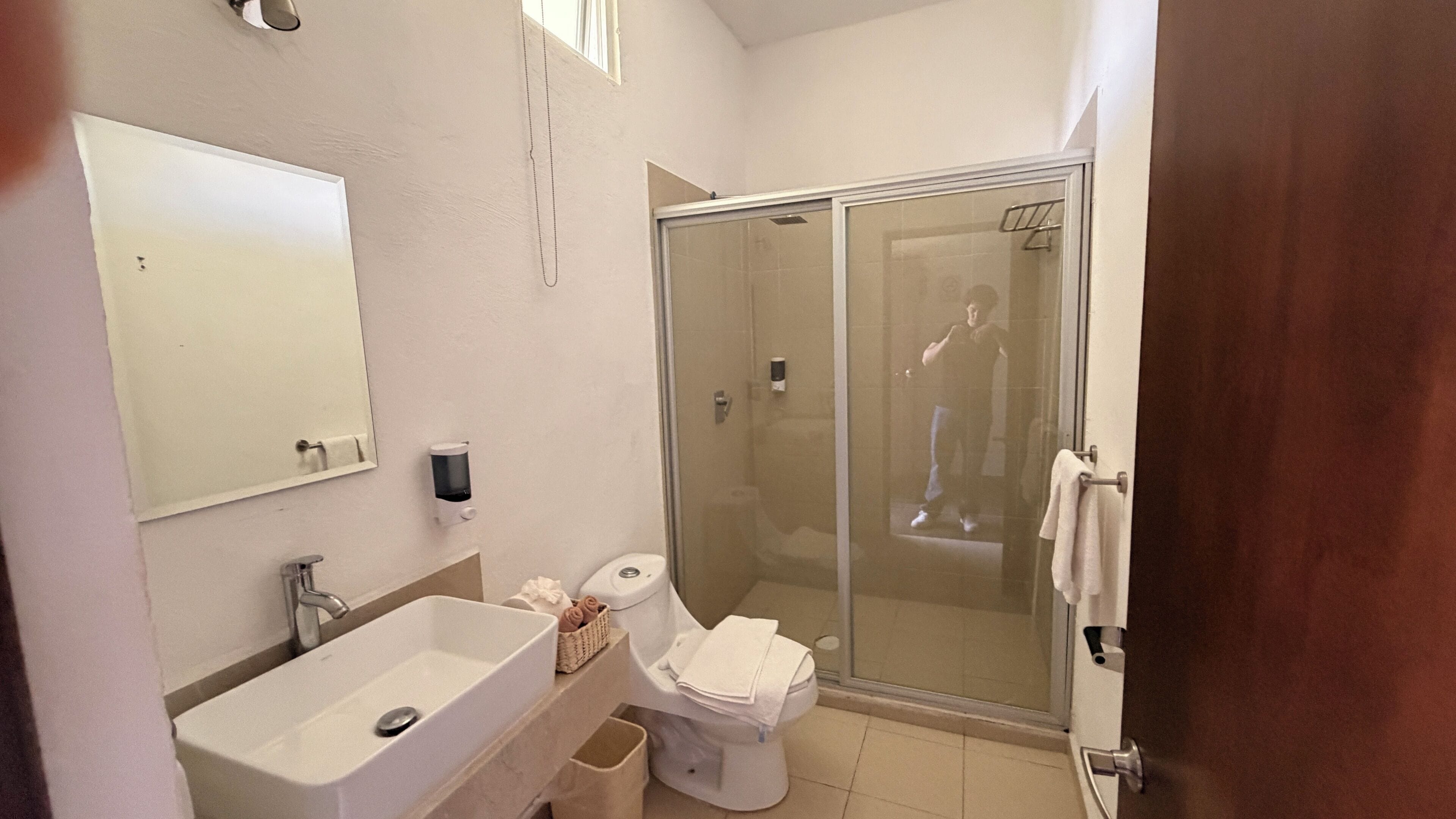 Bañera y ducha independientes, artículos de tocador gratuitos, toallas
