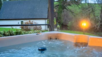 House | Outdoor spa tub