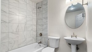 Bathroom - Fort Worth Stockyards Terrific 2-bedroom house (Fort Worth)