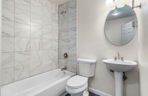 Hair dryer, towels, soap, toilet paper - Fort Worth Stockyards Terrific 2-bedroom house (Fort Worth)