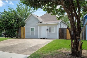 Unclassified image, 3 of 4, button - Fort Worth Stockyards Terrific 2-bedroom house (Fort Worth)