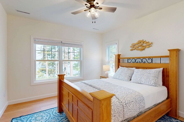 4 bedrooms, iron/ironing board, WiFi, bed sheets