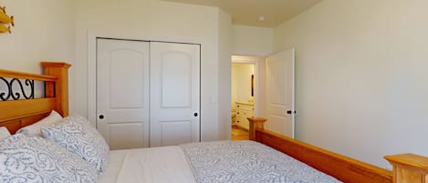 4 bedrooms, iron/ironing board, WiFi, bed sheets