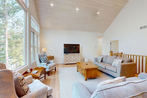 Lakefront Luxury, Dock, Game Room & Screened Porch