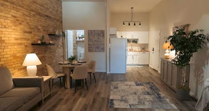 Newly renovated 2-bedroom Downtown apartment Mount Pleasant with AC!