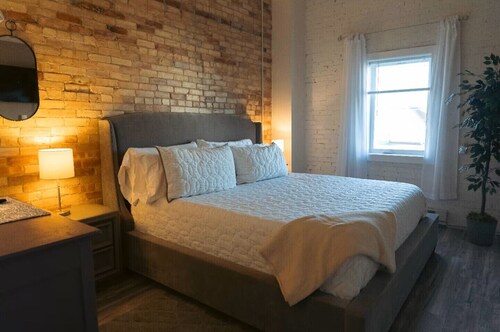 Newly renovated 2-bedroom Downtown apartment Mount Pleasant with AC!