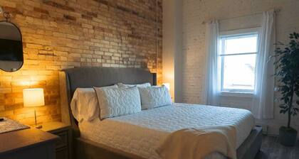 Newly renovated 2-bedroom Downtown apartment Mount Pleasant with AC!