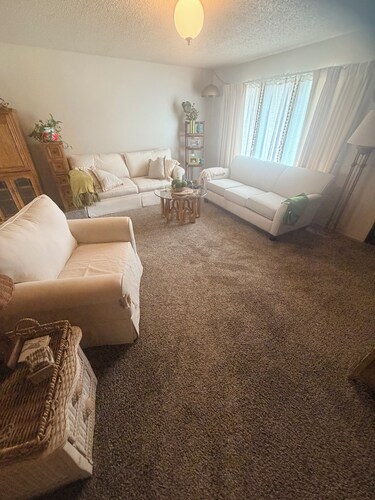  Charming 3 bedroom 2 bath house in welcoming Ontario perfect for your stay.