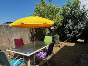 Outdoor dining - House with a large garden in a quiet location, 100 meters from the beach (Barneville-Carteret)