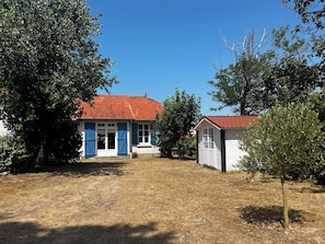 Exterior - House with a large garden in a quiet location, 100 meters from the beach (Barneville-Carteret)
