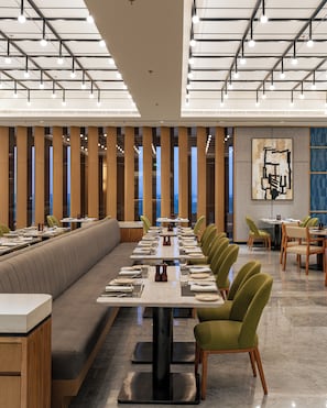 Petit déjeuner, déjeuner, dîner et brunch servis sur place