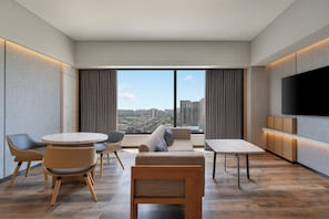 Suite Signature, 1 très grand lit | Coin séjour | Télévision LED