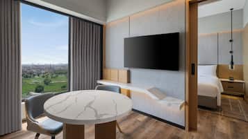 Executive-Suite, 1 King-Bett | Wohnbereich | LED-Fernseher