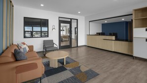 Un interior modern amb un sofà, una taula rodona i una taquilla d'eixida.