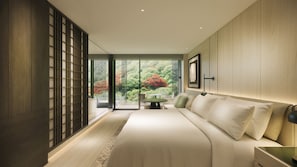 A modern bedroom with a large bed, a view of greenery through floor-to-ceiling windows, and a traditional-style partition. - HOTEL THE MITSUI HAKONE, a Luxury Collection Hotel & Spa (Hakone)