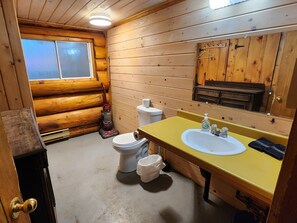 Een douche, handdoeken, zeep, toiletpapier