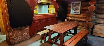 Boiler Room - Cozy log cabin at Haliburton Forest.
