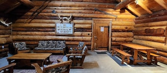 Boiler Room - Cozy log cabin at Haliburton Forest.