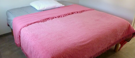 1 dormitorio y ropa de cama