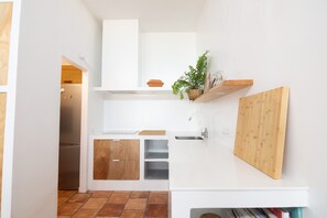 Cafetière-théière, réfrigérateur, four à micro-ondes, un four