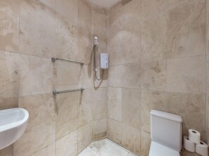Un baño con ducha, inodoro y lavamanos.
