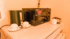 Double Room, Balcony, Garden View | Microwave