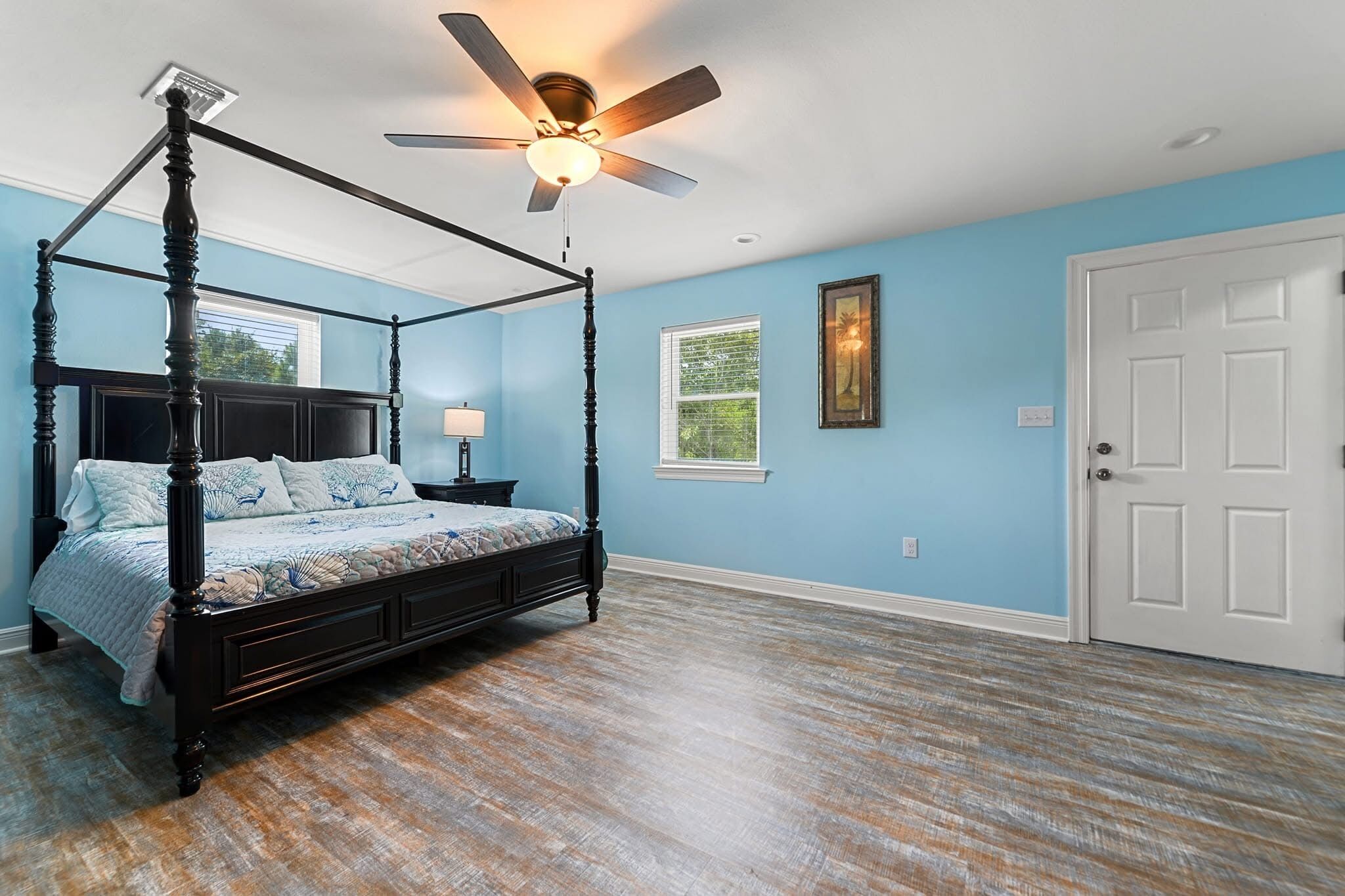 4 bedrooms, iron/ironing board, WiFi, bed sheets