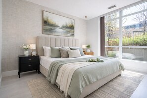 Iron/ironing board, Internet, bed sheets - Stylish 2BR Downtown Base for Extended Stays (Toronto)