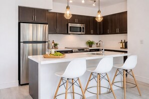 Private kitchen - Stylish 2BR Downtown Base for Extended Stays (Toronto)