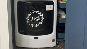 Duas secadoras Maytag empilhadas, com as etiquetas 'Secar' e 'Lavar' nas portas.