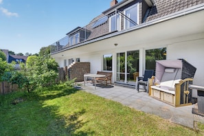 A residential property with a patio, outdoor furniture, and a view of the surrounding area. - Amselnest St. Peter-Ording for up to 8 people (Sankt Peter-Ording)
